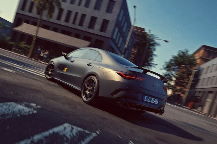 Kết thúc các điểm nhấn là nắp bình xăng mạ crôm bạc và heo phanh đen bóng với huy hiệu “AMG” màu trắng. Chiếc xe cũng được trang bị các gói AMG Night Plus và AMG Aerodynamics Plus. Những gói này bổ sung thêm các điểm nhấn mạ crôm đen bóng và đen cũng như cánh gió sau cố định, bộ chia gió lớn hơn và cánh gió trước.