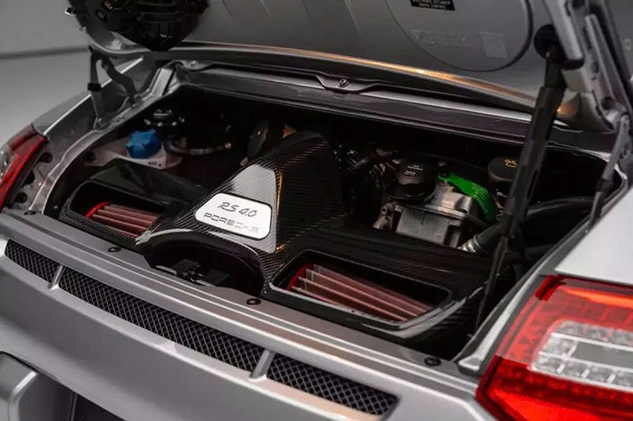 Đáng chú ý là chủ sở hữu ban đầu của chiếc Porsche này đã trả 216.210 đô la, tương đương 308.990 đô la, tức dù đã 14 năm tuổi, chiếc xe này đã được đẩy giá chênh lệch thêm 2,3 triệu USD, số tiền đủ để sắm nhiều xe hypercar đình đám.