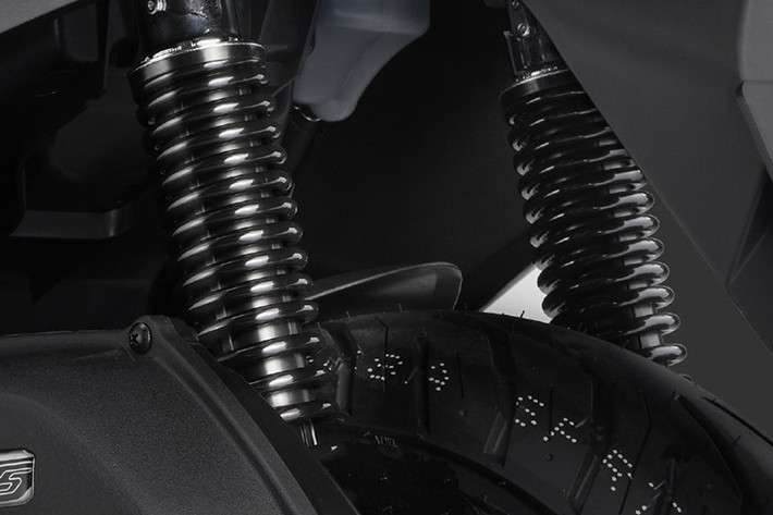 Phiên bản PRO của Wuyang Honda NWT150 còn được bổ sung hệ thống radar phía sau độc đáo với tính năng cảnh báo điểm mù. Bình xăng lớn với dung tích lên đến 8,3 lít cho phép NWT150 di chuyển tổng cộng hơn 350 km, một lợi thế đáng kể so với các mẫu xe cùng phân khúc.