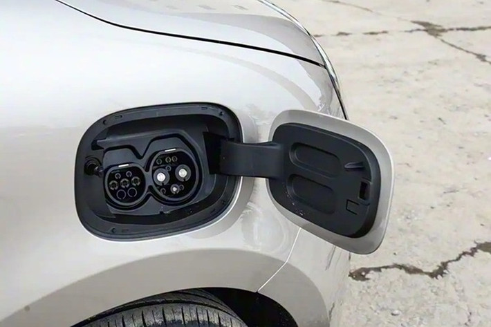 Kích thước của Lumin Treasure Edition là 3.293 mm chiều dài, 1.700 mm chiều rộng và 1.545 mm chiều cao, với trục cơ sở 1.980 mm, nhỏ hơn đáng kể so với Kia Morning. Mẫu xe này hỗ trợ cả sạc nhanh và sạc chậm, mang lại sự linh hoạt cho người dùng.