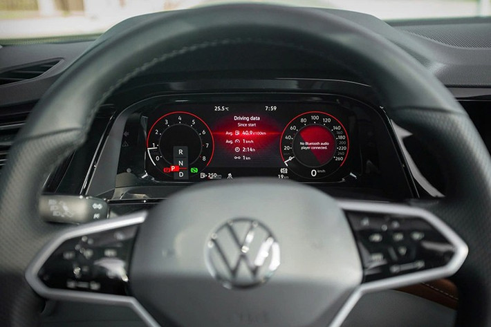 Trang bị an toàn tiêu chuẩn trên Volkswagen Teramont President có 7 túi khí, camera 360 độ, hệ thống chống bó cứng phanh ABS, phân phối lực phanh điện tử EBD, trợ lực phanh khẩn cấp BA và kiểm soát chống trượt ASR.