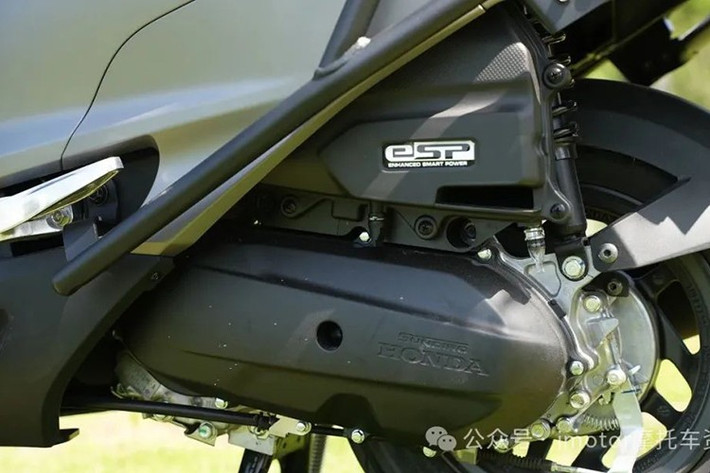 Về động cơ và hiệu năng, Sundiro Honda NS125GU được trang bị động cơ 4 thì, xi-lanh đơn, làm mát bằng không khí, cho công suất cực đại 9,5 mã lực và mô-men xoắn 10 N·m. Động cơ sử dụng hệ thống phun xăng điện tử PGM-FI tiên tiến của Honda, giúp giảm mức tiêu thụ nhiên liệu.