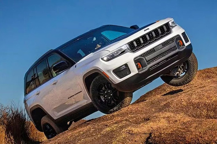 Hai bên lưới tản nhiệt là cụm đèn pha mới với thiết kế giữ nguyên, chỉ đổi một chút bên trong chóa. Những thay đổi bổ sung không nhiều như viền ngoại thất mới cũng như cản sau được nâng cấp. Người mua cũng sẽ thấy bảng màu được cập nhật, bao gồm các màu đồng Copper Shino, xanh Fathom Blue và Steel Blue.