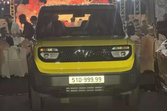 Đáng lưu ý, chủ nhân của chiếc biển số đắt đỏ này không phải là Bùi Xuân Huấn- tên thật của Huấn “Hoa Hồng”. Như vậy, có thể hiểu rằng, biển số ngũ quý 9 trên đã được định danh cá nhân gắn với người trúng đấu giá hồi tháng 11/2024. Người chủ này đã từng sở hữu chiếc VF3 hồi tháng 1/2025, sau đó, thu hồi biển và chuyển sang đăng ký cho chiếc BYD Han.