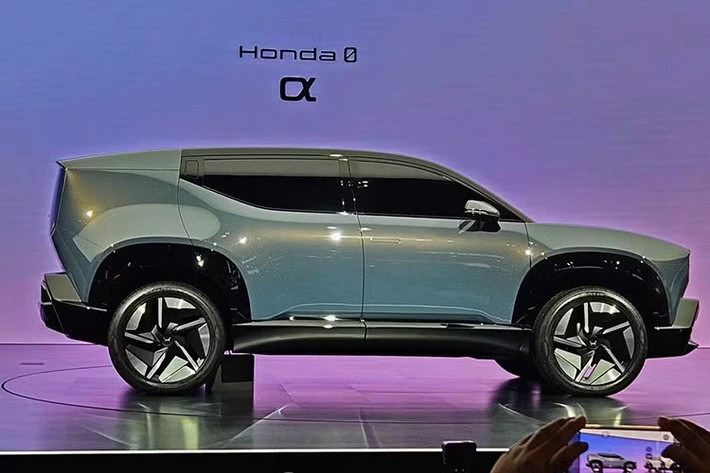 hiết kế của Honda 0α dựa trên triết lý "mỏng", nhấn mạnh chiều cao tổng thể của xe mà không làm giảm khoảng sáng gầm xe. Điều này mang lại một cabin thanh mảnh từ bên ngoài nhưng vẫn rộng rãi và thoải mái bên trong. Tư thế rộng rãi truyền tải sự ổn định và linh hoạt, đồng thời vẫn duy trì tỷ lệ chuẩn mực của một chiếc SUV hiện đại.