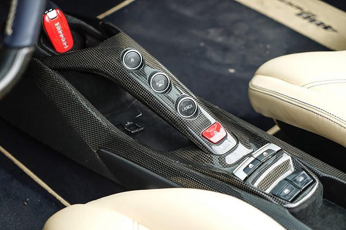 So với bản coupe, Ferrari 488 Spider chỉ mất có 14 đến 16 giây là có thể đóng hoặc hạ mui xuống, xe cũng có thể mở mui ngay khi lăn bánh, nhưng hãng xe Ý khuyến cáo người dùng là khi đó tốc độ của siêu xe mui trần này phải dưới 50 km/h.