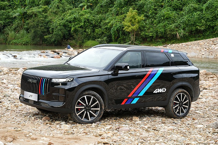 Giá bán của mẫu xe SUV Jaecoo J7 AWD Individual tại Việt Nam hiện vẫn chưa được công bố. Trong khi đó, 2 phiên bản còn lại của mẫu SUV cỡ C này có giá từ 739 - 879 triệu đồng.