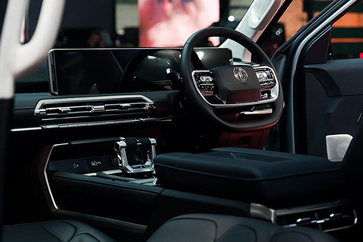 MG U9 có thông số chiều dài x rộng x cao lần lượt tương ứng là 5.500 x 2.265 x 1.874 mm, trục cơ sở dài 3.300 mm. So với Ford Ranger, mẫu bán tải này dài hơn 130 mm và rộng trục bánh thêm 30 mm, mang đến không gian nội thất rộng rãi hơn.