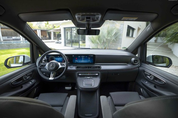 Khoang lái trang bị đồng hồ kỹ thuật số 12,3 inch cùng màn hình giải trí trung tâm 12,3 inch, hỗ trợ Apple CarPlay/Android Auto không dây. Phiên bản AMG cao cấp hơn với dàn âm thanh Burmester 15 loa, công suất 640W.