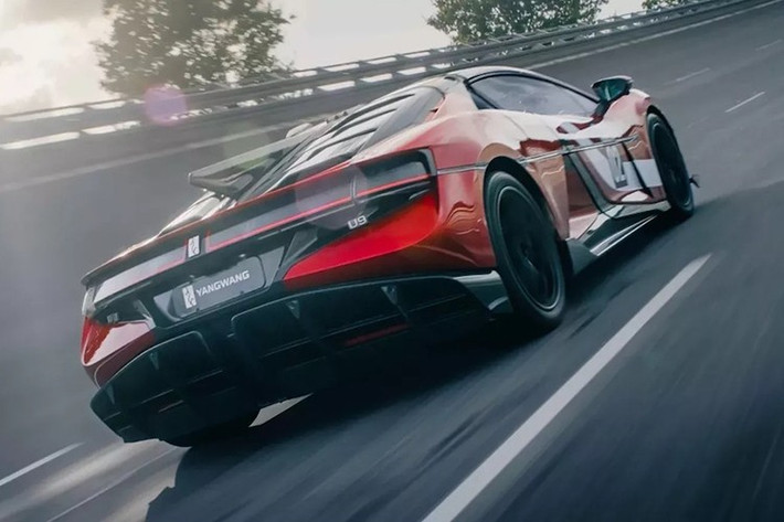 Phía sau, U9 Xtreme được trang bị bộ khuếch tán gió hai lớp tạo hiệu ứng mặt đất, kính hậu nhiều lớp và cụm đèn hậu tách rời được nối với nhau bằng logo Yangwang.