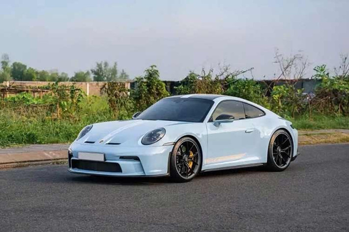 Porsche 911 GT3 từng của Cường Đô la có số lượng chỉ khoảng 6 chiếc tại thị trường Việt Nam và tất cả đều được nhập khẩu theo diện không chính hãng, trong số này, 3 chiếc mang ngoại thất màu xanh dương, 2 xe mang màu xanh lá đậm, và 1 chiếc màu trắng.