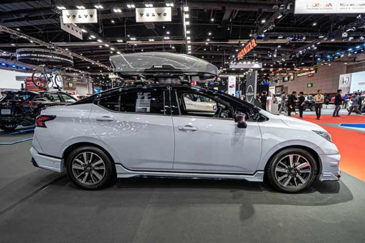 Dù mang đến nhiều nâng cấp, Nissan Almera 2026 vẫn duy trì kiểu dáng tổng thể quen thuộc, chỉ tinh chỉnh một vài chi tiết để tăng vẻ thể thao và hiện đại. Điểm nhấn ngoại thất là lưới tản nhiệt sơn đen bóng thay vì mạ crôm như trước, cản trước dưới chuyển sang màu đen thay vì đồng màu thân xe.