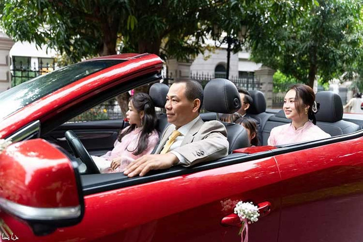 Trong khi đó, dẫn đầu đoàn đón dâu là chiếc VinFast VF8 mui trần sơn màu đỏ rực rỡ. Đích thân Chủ tịch Vingroup Phạm Nhật Vượng đã cầm lái chiếc VF8 chế tác riêng này để chở con, cháu tới xin dâu.