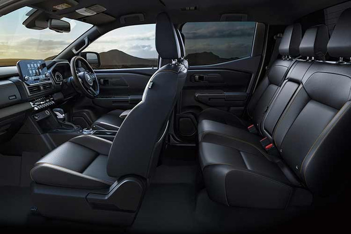 Bên cạnh sức mạnh vận hành, khoang cabin của Triton 2026 cũng được tái thiết kế để tiệm cận với tiêu chuẩn xe sang. Hãng xe Nhật Bản đã thay đổi vật liệu nội thất sang tông màu xám đậm Dark Titanium, mang lại cảm giác hiện đại và nam tính. Đáng chú ý,