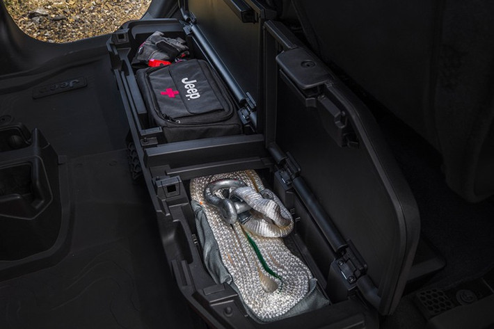 Dưới nắp ca-pô vẫn là động cơ xăng quen thuộc 3.6L Pentastar V6, hộp số tự động 8 cấp và hệ dẫn động 4x4 Command-Trac.Điểm nâng cấp đáng giá nhất là máy phát điện nặng 240 amp (thay vì 180 amp tiêu chuẩn); chủ xe có thể thoải mái lắp đèn phụ trợ, bộ tời và các phụ kiện overland.