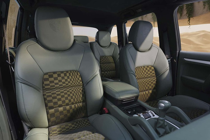 Các trang bị tiêu chuẩn trên Cayenne GTS bao gồm: hệ thống điều hòa tự động 2 vùng độc lập với bộ lọc không khí. Hệ thống thông tin giải trí kết nối AM / FM / CD / MP3 với 11 loa Bose... nhưng nội thất được làm mới đẹp mắt hơn.