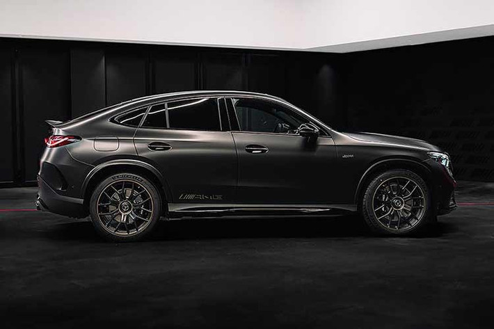 Mercedes-AMG GLC 53 2026 đã trở thành phiên bản thể thao duy nhất ở thời điểm hiện tại của dòng SUV hạng sang GLC, thay thế cả GLC 43 và GLC 63. Thay vì động cơ 4 xi-lanh bị ép công suất cao, GLC 53 mới sử dụng máy 6 xi-lanh thẳng hàng, tăng áp, dung tích 3.0L kết hợp với công nghệ mild hybrid.