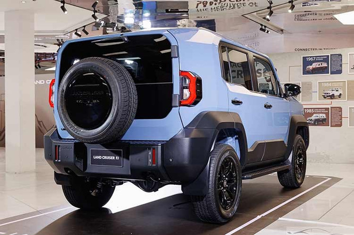 Theo đó, mẫu xe SUV Toyota Land Cruiser FJ 2026 chỉ có 1 phiên bản là 2.7 6AT 4WD và giá bán từ 1,269 triệu Baht (khoảng 1,04 tỷ đồng). Đúng như dự đoán, mẫu xe này có giá cao hơn bản tiêu chuẩn của Toyota Fortuner (1,239 triệu Baht).