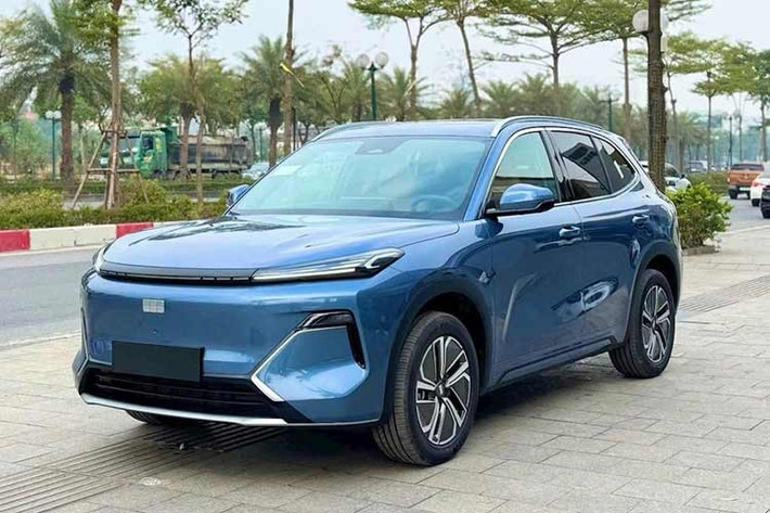 Hãng ôtô Trung Quốc chốt lịch ra mắt 2 mẫu xe mới Geely EX5 EM-i và EX2 tại Việt Nam vào cuối tháng 3 này. Mặc dù vẫn giữ kín thông tin trong thông báo chính thức, nhưng 2 mẫu xe mà Geely sắp ra mắt Việt Nam vào ngày 27/3/2026 tới không phải là bí mật khi chúng đã về đại lý từ đầu năm.