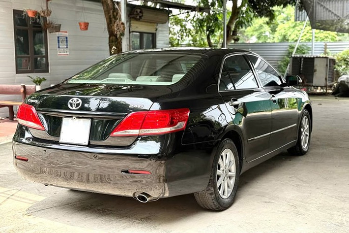 Điều này phần nào cho thấy xe không bị khai thác quá nhiều. Với danh tiếng bền bỉ của Camry, các chi tiết cơ khí thường ít hỏng vặt, miễn là được bảo dưỡng đều đặn, nên người mua vẫn có thể yên tâm về độ ổn định trong vận hành.