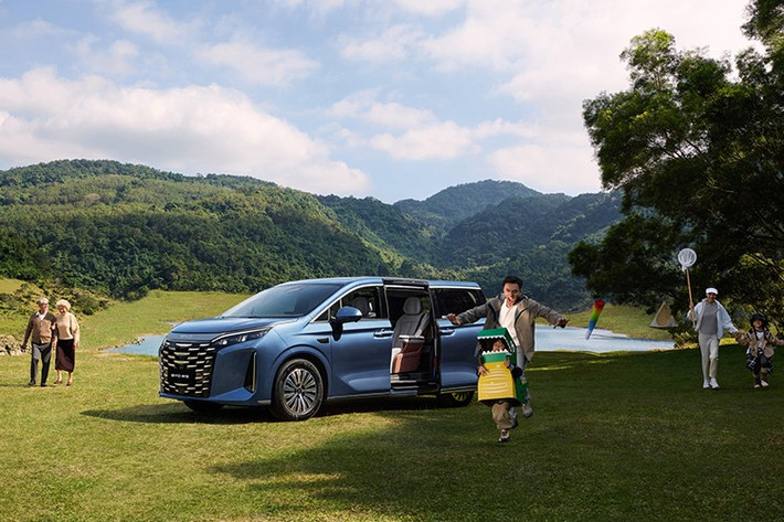 Cửa trượt điện với công nghệ mở cửa cảm ứng ánh sáng được thiết kế tinh tế, liền mạch với thân xe, vừa mang tính tiện dụng cao, vừa duy trì vẻ thanh thoát trong tổng thể ngoại hình. Phần đuôi xe nổi bật với cụm đèn hậu 3D họa tiết đan dây may mắn. Cửa khoang hành lý phía sau trang bị mở cửa cảm ứng ánh sáng cùng tính năng ghi nhớ vị trí chiều cao khi mở.