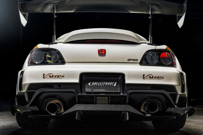 Sức mạnh được truyền qua hộp số sàn 6 cấp AP2 của Honda, đi cùng cần số ngắn và bánh đà nhẹ ACT. Xe sử dụng vi sai chống trượt giới hạn ASM &amp; Drexler, tối ưu khả năng truyền mô-men xuống cầu sau, mang đến cảm giác lái chính xác và phấn khích.