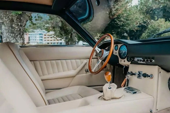 Và đó chính xác là lý do tại sao chiếc xe năm 1969 này trong bộ sưu tập Azzurro Cielo lại có một diện mạo đáng chú ý. Mới đây, một chiếc Islero xuất hiện trong các lô xe cho phiên đấu giá Zurich năm 2025 sắp tới của hãng Broad Arrow.