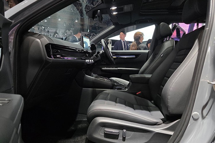 Ngoài ra, CR-V e:HEV RS Black Edition 2026 vẫn sử dụng các trang bị quen thuộc như màn hình trung tâm 9 inch, bảng đồng hồ kỹ thuật số, cửa sổ trời toàn cảnh, điều hòa tự động hai vùng và hệ thống Honda Sensing vẫn được giữ nguyên.