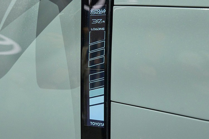 Phần đuôi xe được thiết kế liền mạch với cánh gió dạng “đuôi vịt” kéo dài từ nóc và dốc xuống dưới. Cụm đèn hậu LED vắt ngang với hiệu ứng ánh sáng điểm ảnh nối liền với các đường gân sắc nét bên sườn. Chữ “Corolla” nằm ở giữa nắp cốp phẳng trong khi cản sau được tạo hình góc cạnh.