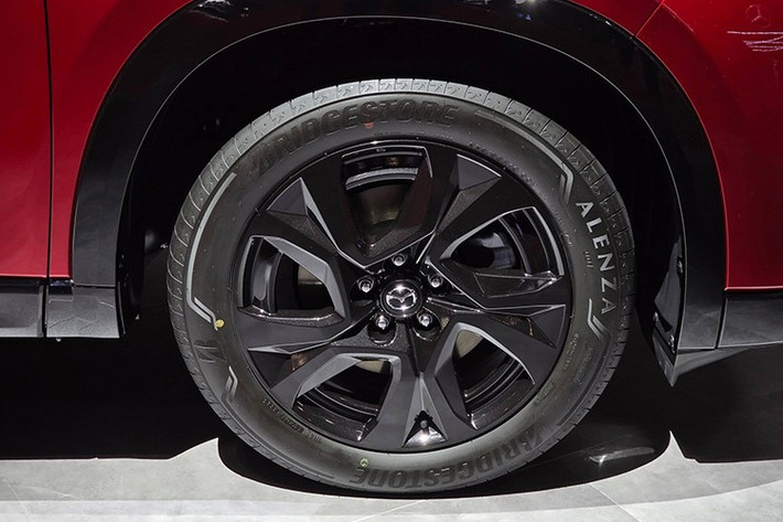 Sự thay đổi về kích thước không chỉ giúp tổng thể xe trở nên bề thế hơn mà còn cải thiện đáng kể không gian nội thất, đặc biệt là khu vực hàng ghế sau. Hành khách được hưởng không gian để chân rộng rãi và cảm giác thoải mái hơn khi di chuyển đường dài.