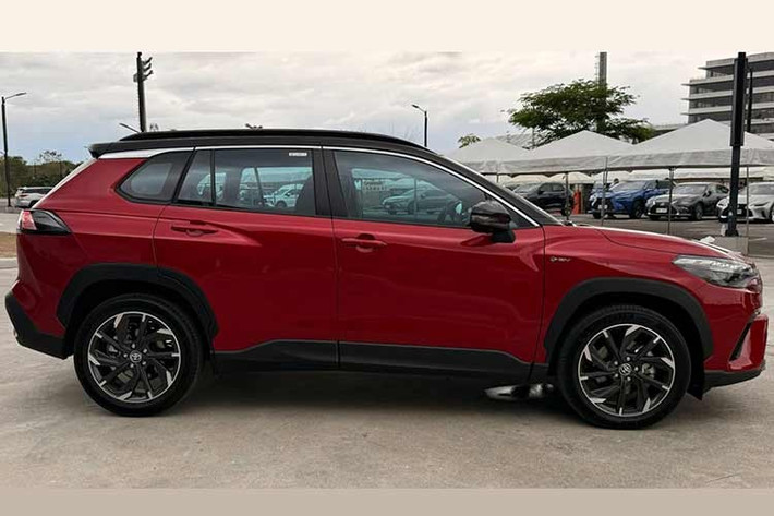 Một số chi tiết ngoại thất của Toyota Corolla Cross GR-S 2026 được hoàn thiện với tông màu xám kim loại, góp phần tăng vẻ thể thao cho mẫu crossover. Logo GR-S tiếp tục là điểm nhấn, đặt ở góc dưới bên phải của lưới tản nhiệt.