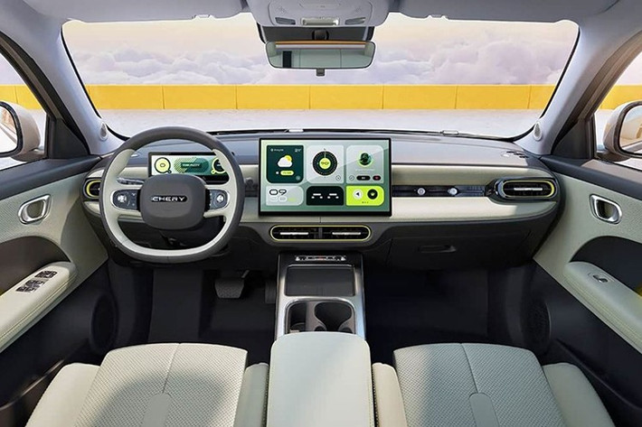 Chưa hết, xe còn được trang bị hệ thống hỗ trợ lái nâng cao Falcon 500 của Chery, có khả năng hỗ trợ lái tự động tốc độ cao. Trái ngược với thế hệ cũ, Chery QQ3 không dùng động cơ đốt trong mà là ôtô điện.