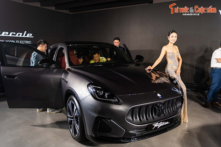 Khách hàng Grecale Folgore sẽ được cung cấp bộ sạc treo tường (wallbox) 220V- 7kW để lắp đặt tại nhà và bộ sạc di động 220V-3kW. Đây là minh chứng cho nỗ lực của Maserati trong việc mang đến trải nghiệm sở hữu xe điện dễ dàng và tiện lợi cho người dùng. Tại Việt Nam, xe có giá từ giá từ 5,49 tỷ đồng.