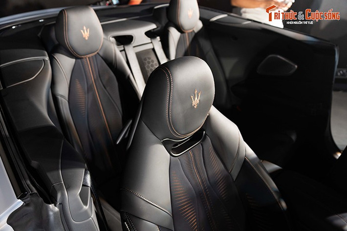 Cung cấp năng lượng cho động cơ là bộ pin 92,5 kWh. Xe có 4 chế độ lái gồm GT, Sport, Corsa và Max Range. Nhờ công suất ấn tượng, GranCabrio có thể tăng tốc từ 0-100 km/h trong 2,8 giây và đạt tốc độ tối đa 290 km/h. Quan trọng hơn, mẫu xe này dự kiến sẽ có phạm vi hoạt động theo WLTP lên đến 447 km.