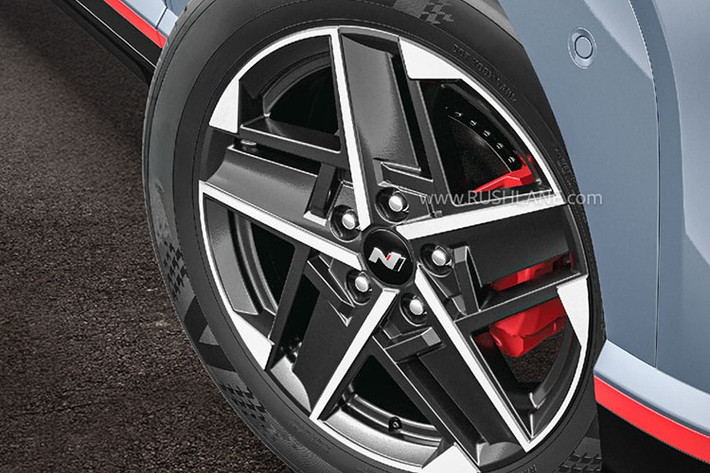 Dưới nắp ca-pô, mẫu xe SUV cỡ nhỏ Hyundai Venue N Line 2026 tiếp tục sử dụng động cơ tăng áp 1.0L cho công suất 118 mã lực và mô-men xoắn 172 Nm, đi kèm hộp số sàn 6 cấp hoặc tự động ly hợp kép 7 cấp.