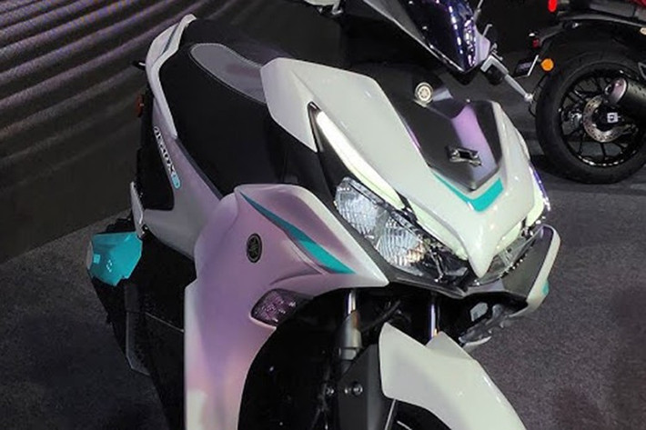 Yamaha Aerox E là chiếc xe điện đầu tiên của hãng mang phong cách maxi-scooter và là sự kết tinh hoàn hảo giữa ADN thiết kế đặc trưng của chiếc tay ga Aerox (hay NVX tại Việt Nam) cùng công nghệ hiện đại.