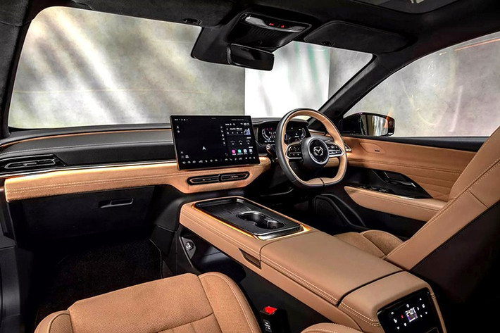 Không gian nội thất nổi bật với màn hình cảm ứng trung tâm 14,6 inch, bảng đồng hồ kỹ thuật số 10,2 inch, màn HUD trên kính lái, hệ thống điều hòa 3 vùng độc lập, sạc không dây, cửa sổ trời toàn cảnh cố định, cùng dàn âm thanh cao cấp Sony 14 loa tích hợp trên tựa đầu ghế trước.