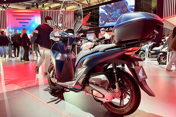 Động cơ trang bị hệ thống làm mát bằng chất lỏng, phun xăng điện tử và bộ xúc tác có cảm biến O₂ để tối ưu hiệu năng lẫn khí thải. Khung thép đơn giữ trọng lượng tối ưu, kết hợp phuộc 35 mm và giảm xóc sau đôi mang đến sự cân bằng và êm ái. Bộ vành 16 inch đảm bảo độ ổn định cao khi vận hành.