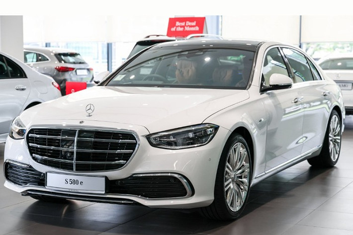 Về thiết kế, Mercedes-Benz S580e 2026 mới vẫn giữ phong thái sang trọng quen thuộc của dòng S-Class, song được bổ sung một số chi tiết giúp phân biệt với bản cũ. Dễ nhận thấy nhất là bộ mâm 20 inch dạng forged đa chấu, thay cho loại 19 inch trước đây.