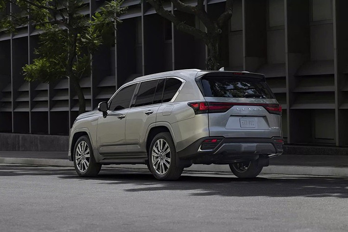 Xe được trang bị hệ thống lái đa địa hình Multi-Terrain Select với 6 chế độ lái tùy chỉnh, cùng loạt công nghệ hỗ trợ off-road như Crawl Control, hỗ trợ đổ đèo, và hệ thống treo chủ động AHC – AVS có khả năng điều chỉnh chiều cao và độ cứng mềm theo điều kiện vận hành.