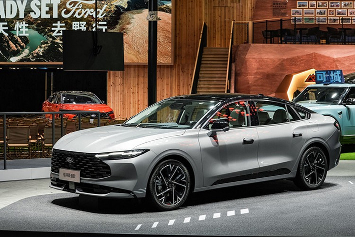 Cuối cùng là hệ truyền động hybrid, sản sinh tổng công suất 284 mã lực. So với phiên bản cũ, các động cơ của mẫu sedan hạng trung này đã được tăng nhẹ về mặt công suất. Tất cả các phiên bản của Ford Mondeo 2026 đều sử dụng hệ dẫn động cầu trước. Bản máy xăng dùng hộp số tự động 8 cấp trong khi bản hybrid được trang bị hộp số CVT.