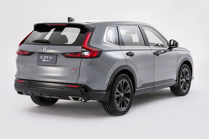 Tất cả xe được nhập khẩu nguyên chiếc (CBU) từ Nhật Bản, kèm theo chế độ bảo hành toàn diện: 5 năm / 140.000 km (bao gồm 3 năm hoặc 100.000 km tiêu chuẩn + gia hạn thêm 2 năm / 40.000 km), hệ thống hybrid được bảo hành 5 năm và pin hybrid bảo hành đến 10 năm không giới hạn quãng đường.