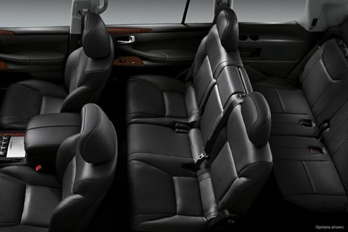 Lexus LX 500d sử dụng động cơ diesel tăng áp kép V6 dung tích 3.3L mã F33A-FTV, sản sinh công suất 304 mã lực tại 4.000 vòng/phút và mô-men xoắn cực đại 700 Nm trong dải vòng tua từ 1.600 – 2.600 vòng/phút. Sức mạnh được truyền qua hộp số tự động Direct-Shift 10 cấp, kết hợp hệ dẫn động 4 bánh toàn thời gian (Full-time 4WD).