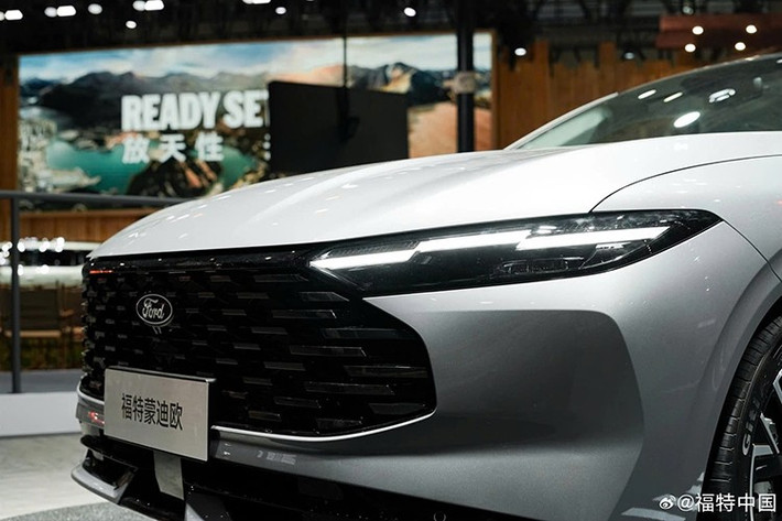 Cản sau của Mondeo mới cũng được tinh chỉnh với ốp màu đen và bộ khuếch tán sơn cùng màu thân xe. Trong khi đó, kích thước của xe không thay đổi so với phiên bản cũ. Xe vẫn có chiều dài 4.935 mm và chiều dài cơ sở 2.945 mm.