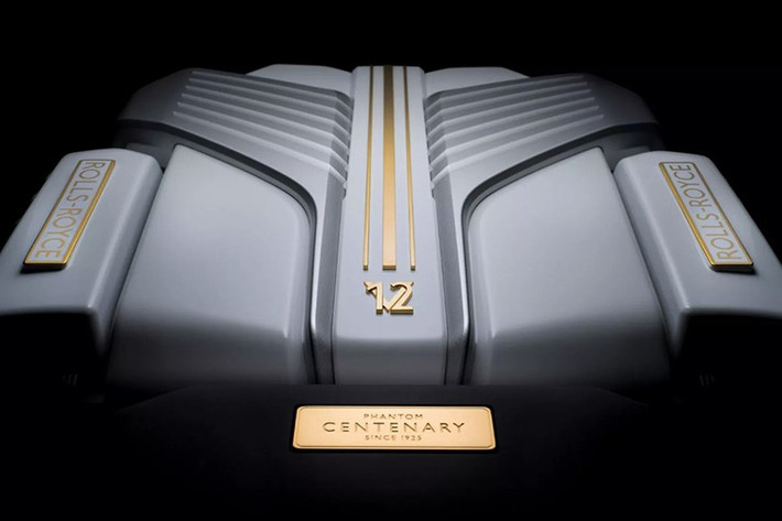 Dưới nắp capo, Rolls-Royce vẫn trung thành với khối động cơ V12 6.75 lít quen thuộc. Tuy nhiên, khoang động cơ nay được hoàn thiện bằng sơn Arctic White và điểm xuyết các chi tiết vàng 24K, biến phần kỹ thuật trở thành một phần của nghệ thuật thị giác.
