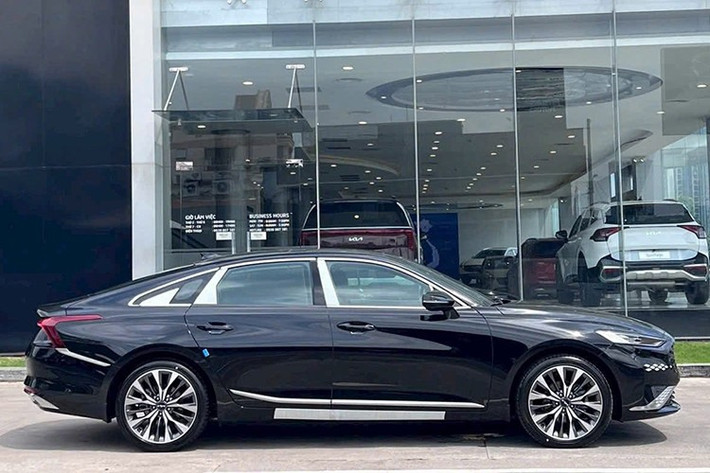 Chiếc Kia K8 mới xuất hiện tại Việt Nam không phải là phiên bản nâng cấp đã ra mắt ở thị trường Hàn Quốc vào hồi tháng 8/2024. Thay vào đó, xe thuộc phiên bản cũ ra mắt lần đầu tiên vào tháng 3/2021 và được nhập khẩu nguyên chiếc từ Hàn Quốc.