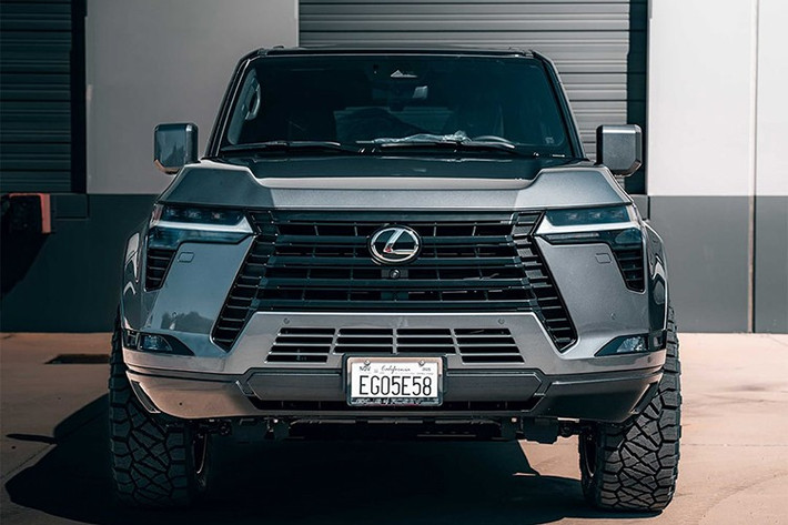 Mức giá xe GX 550 từ 66.185 USD quy đổi 1,72 tỷ đồng, cao hơn "người anh em" Toyota. Mức giá này tiệm cận với Land Rover Defender 110 cấu hình bốn cửa, nhưng Defender chỉ trang bị động cơ 4 xi-lanh tăng áp 2.0 lít.