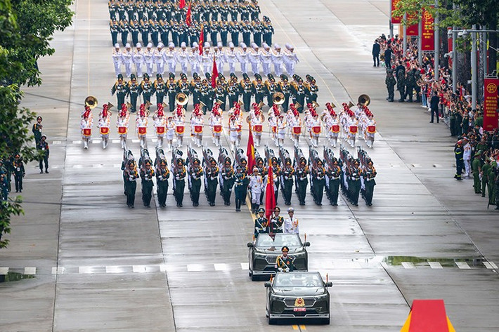 Sáng ngày 30/8 vừa qua, Lễ tổng duyệt diễu binh, diễu hành kỷ niệm 80 năm Cách mạng Tháng Tám thành công và Quốc khánh nước Cộng hòa xã hội chủ nghĩa Việt Nam (2/9/1945 - 2/9/2025) đã diễn ra trang trọng, uy nghiêm tại Quảng trường Ba Đình, Thủ đô Hà Nội. VinFast vinh dự và tự hào được góp phần vào sự kiện trọng đại này với việc cung cấp dàn xe VF9 đặc biệt.