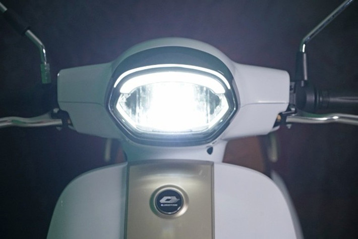 Thời gian sạc từ 30% đến 80% mất khoảng 5-6 giờ với nguồn điện dân dụng. Đặc biệt, E-LTR có thiết kế cho phép người dùng lắp thêm pin thứ hai để gia tăng quãng đường di chuyển nếu cần thiết.