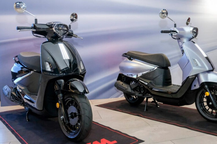 Đèn pha được đặt trên tay lái, gợi nhớ đến phong cách cổ điển quen thuộc, trong khi dải đèn định vị ban ngày lại tạo sự khác biệt.